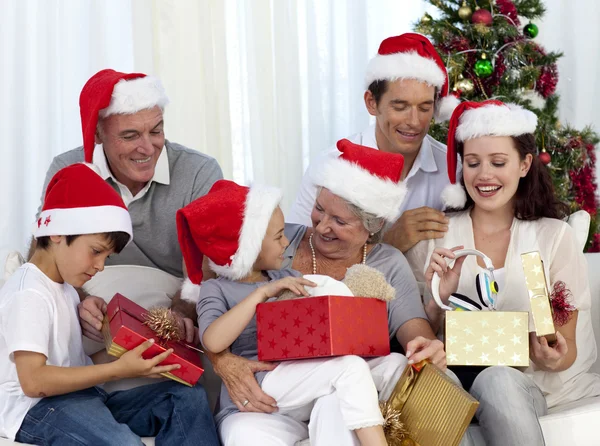Família abrindo presentes de Natal em casa — Fotografia de Stock