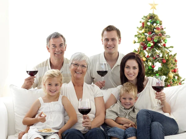 家族ワインを飲んで、クリスマスのお菓子を食べる — ストック写真