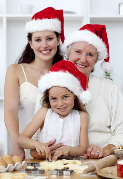 Tochter, Mutter und Großmutter backen Weihnachtskuchen — Stockfoto