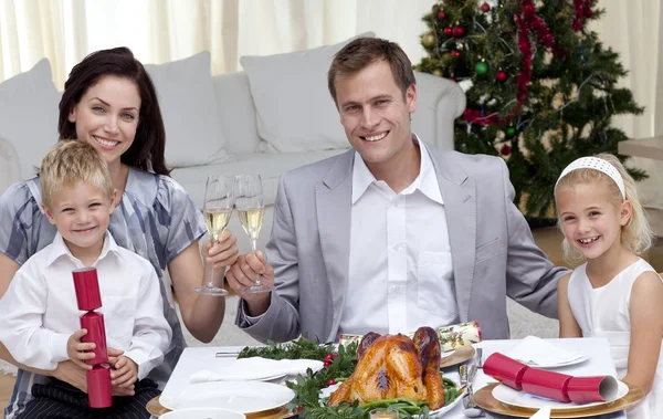 Ouders toasten met wijn in kerstdiner — Stockfoto