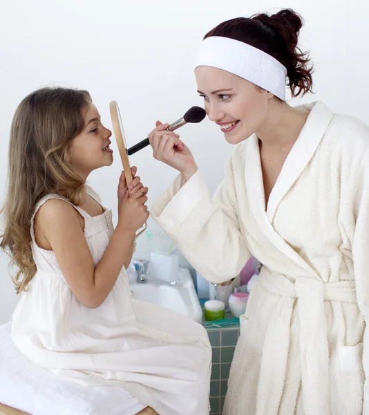 Madre applicando blusher con sua figlia — Foto Stock