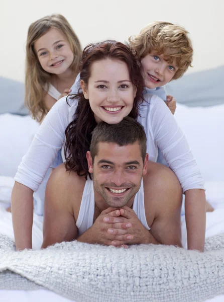 Eğleniyor yatakta mutlu bir aile portresi — Stok fotoğraf