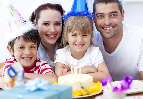 Familia sonriente celebrando un cumpleaños —  Fotos de Stock