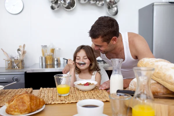 Bambina godendo la sua colazione con suo padre — Foto Stock