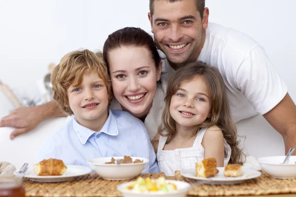Kinder frühstücken mit ihren Eltern — Stockfoto