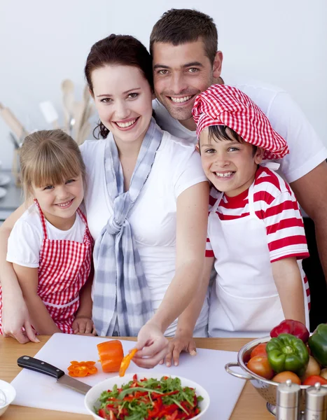Family cutting colourful vegetables in kitchen — Stock Photo, Image