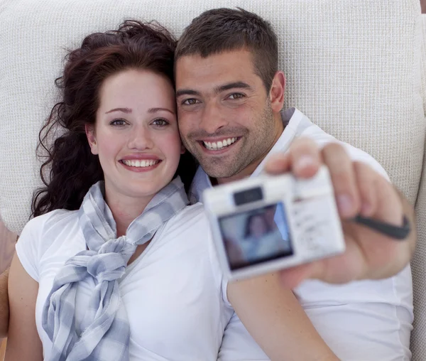 Портрет пары, играющей с цифровой камерой — стоковое фото