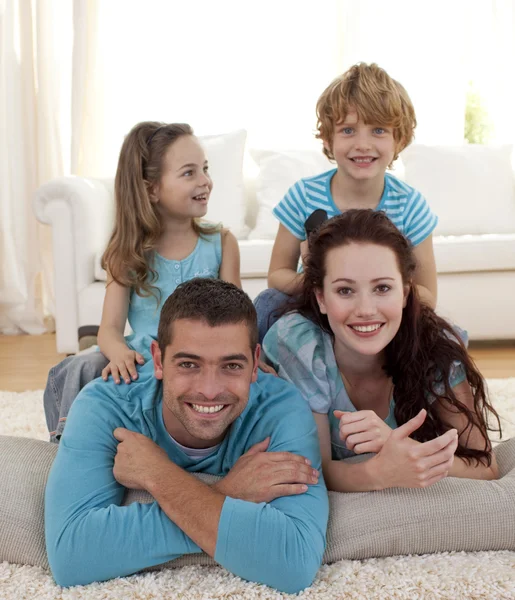 Pais, filha e filho no chão na sala de estar — Fotografia de Stock