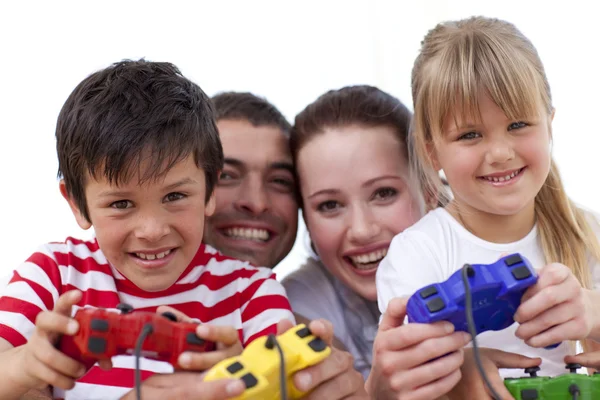 Портрет семьи, играющей в видеоигры дома — стоковое фото