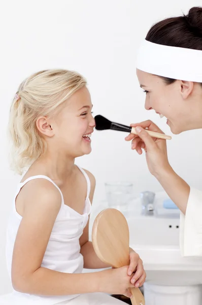 Tochter und Mutter schminken — Stockfoto