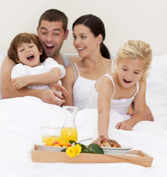 Familia desayunando en la cama por la mañana —  Fotos de Stock
