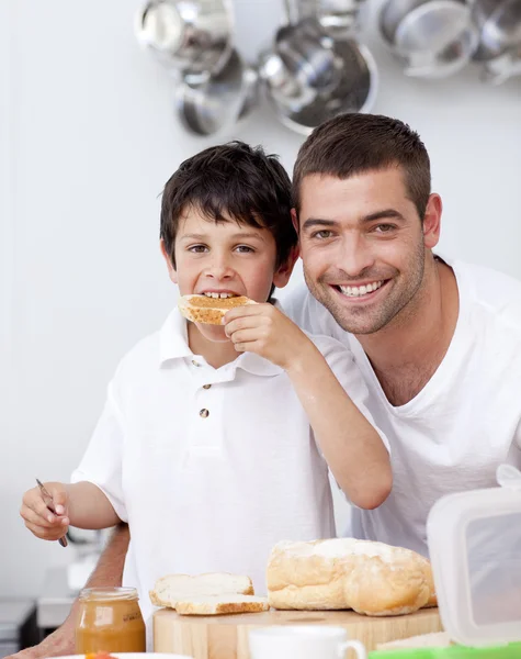 父と息子、トーストを食べる — ストック写真