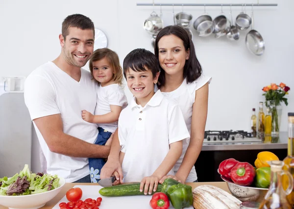 Leende familj matlagning tillsammans — Stockfoto