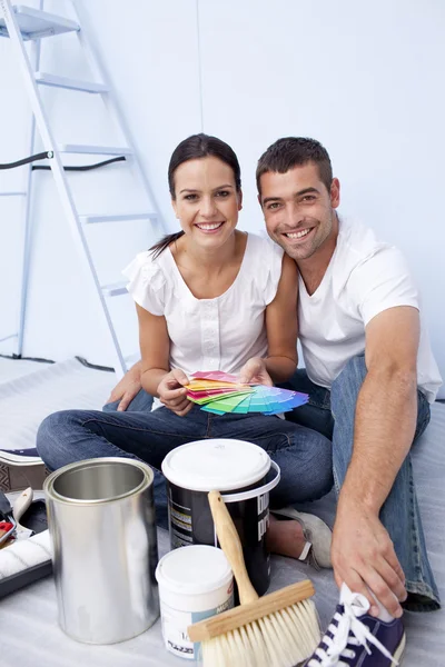 Par med färg prover att måla nya lägenhet — Stockfoto