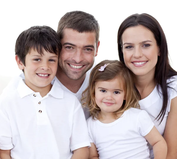 Портрет счастливой семьи, улыбающейся — стоковое фото