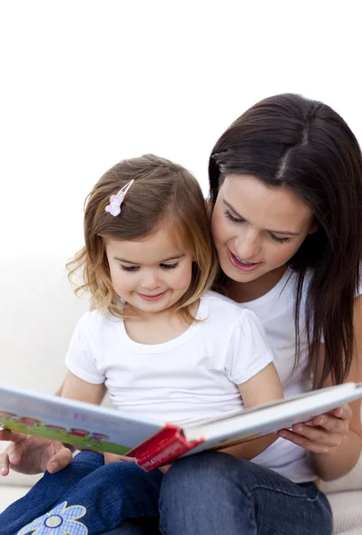 Anne ve kızı kanepe üzerinde kitap okuma — Stok fotoğraf