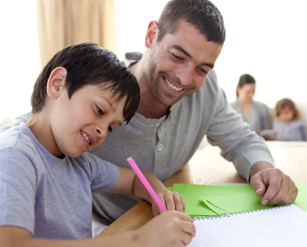 Fader att hjälpa sin son gör läxor — Stockfoto