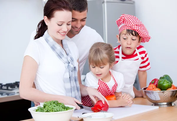 Retrato de uma família preparando uma refeição — Fotografia de Stock