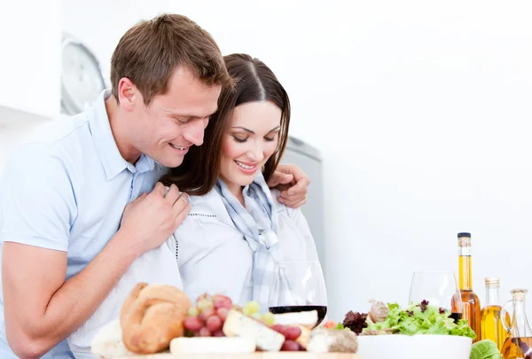 Porträt eines süßen Paares beim Zubereiten einer Mahlzeit — Stockfoto