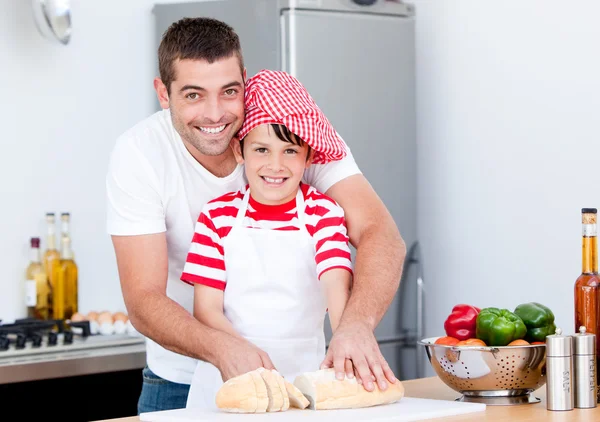 笑みを浮かべて父親と彼の息子があり、食事の準備の肖像画 — ストック写真