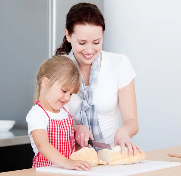 Ritratto di una madre sorridente e di sua figlia che prepara un pasto — Foto Stock
