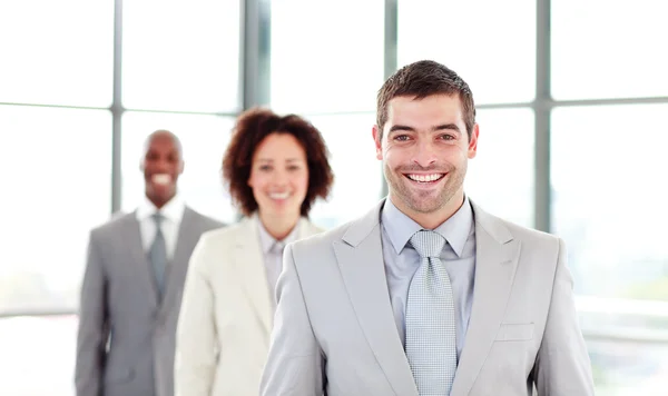 Uśmiechający się biznesmen prowadzi jego koledzy — Zdjęcie stockowe