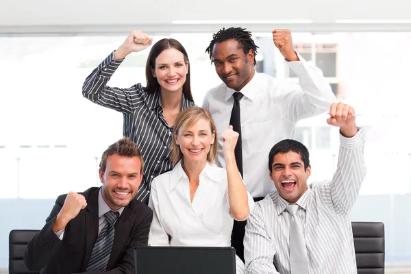 Equipe de negócios feliz celebrando um sucesso no escritório — Fotografia de Stock