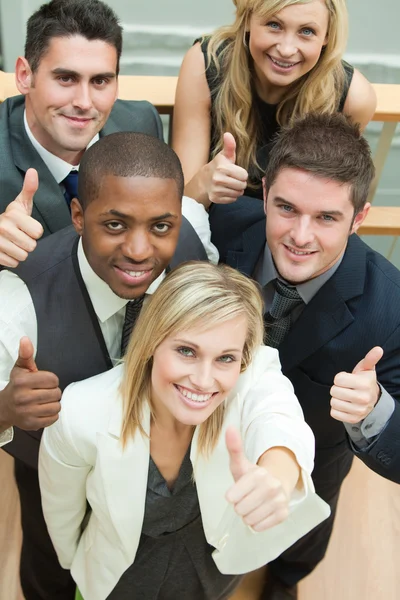 Hoge beeld van gelukkig bedrijf team met duimen omhoog — Stockfoto