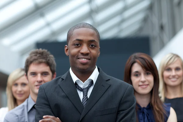 Empresário afro-americano liderando sua equipe — Fotografia de Stock