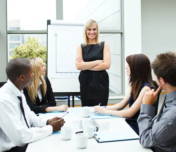Aantrekkelijke zakenvrouw in een vergadering met gevouwen armen — Stockfoto