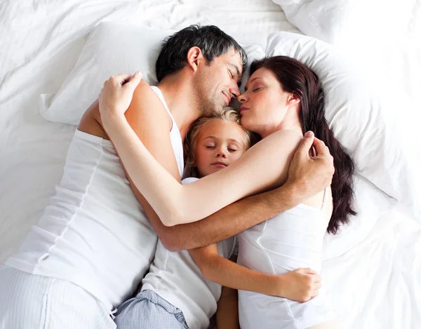 Malý gril, spaní na posteli s rodiči — Stock fotografie