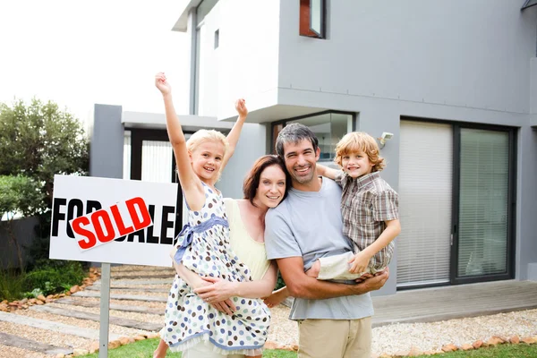 Family buying a house — Stock Photo, Image