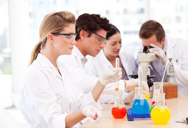 Wetenschapsstudenten in een laboratorium — Stockfoto