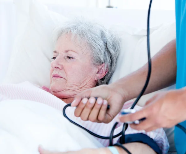 Больная пожилая женщина лежит на больничной койке — стоковое фото