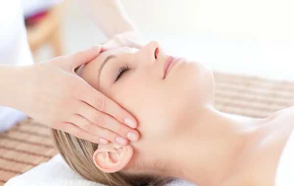 Close-up de uma mulher brilhante recebendo uma massagem na cabeça — Fotografia de Stock