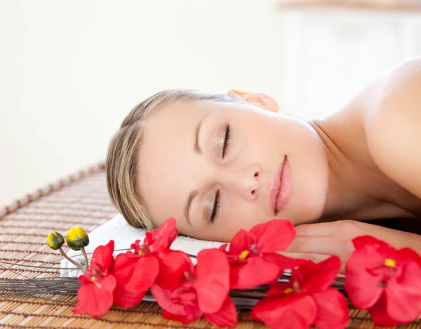 Beautiful woman relaxing in a Spa center — Stock Photo, Image