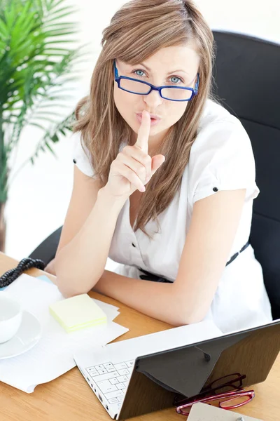 Mulher de negócios caucasiana pedindo silêncio — Fotografia de Stock