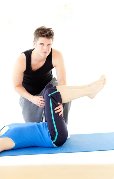 A woman exercising assited by her personal trainer — Stock Photo, Image