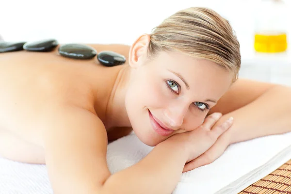 Hermosa mujer teniendo un masaje —  Fotos de Stock