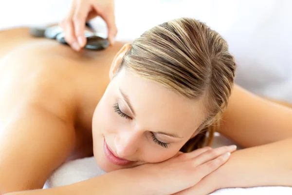 Attraktiv kvinna en massage — Stockfoto
