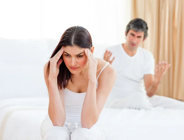 Casal irritado tendo uma discussão — Fotografia de Stock
