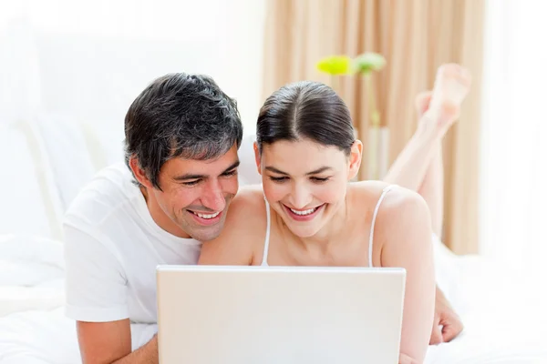 Tillgiven par använder en bärbar dator — Stockfoto