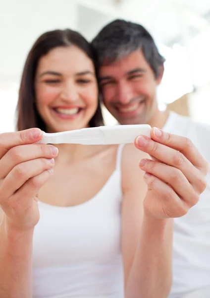 Веселая пара узнаёт результаты теста на беременность — стоковое фото