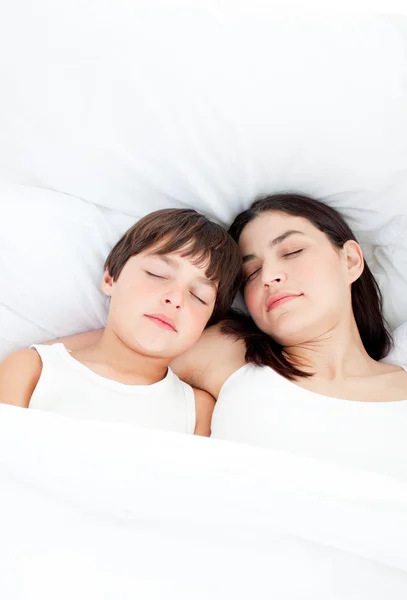 Mãe afetuosa e seu filho dormindo — Fotografia de Stock