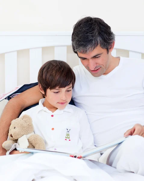 Fürsorglicher Vater liest mit seinem Sohn — Stockfoto