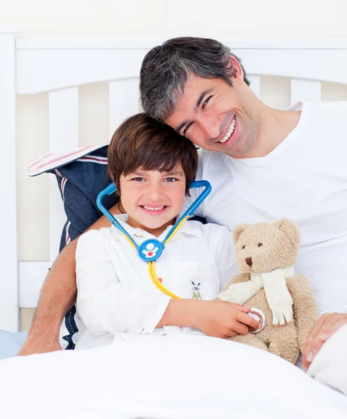 Aufmerksamer Vater und sein kranker Sohn spielen mit Stethoskop — Stockfoto