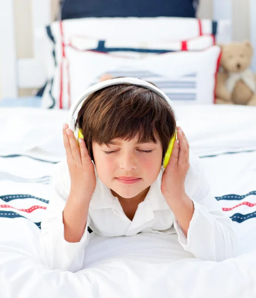 Ładny, mały chłopiec słuchania muzyki z słuchawkami na uszach — Zdjęcie stockowe