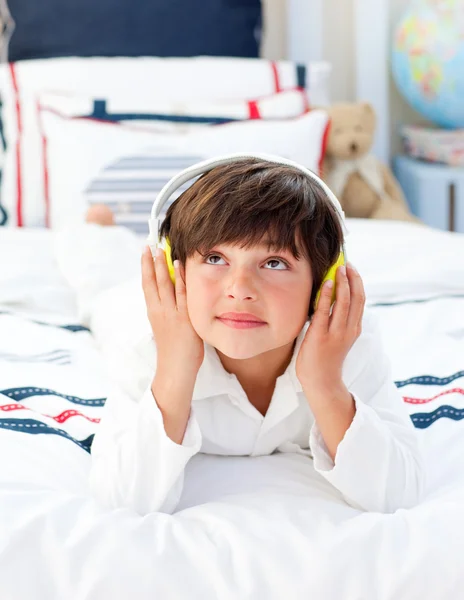 Bonito menino ouvindo música com fones de ouvido em — Fotografia de Stock