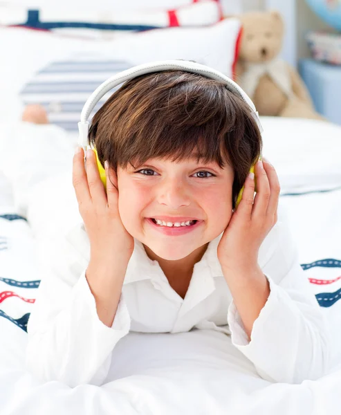 Ευτυχής λίγο αγόρι ακούγοντας μουσική με τα ακουστικά για — Φωτογραφία Αρχείου