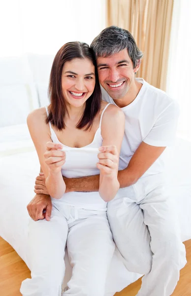 Entusiástico casal descobrir os resultados de um teste de gravidez — Fotografia de Stock